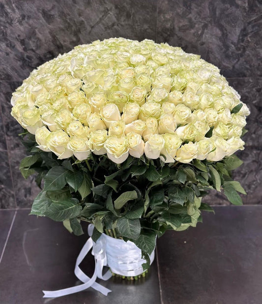 Mondial White Roses Bouquet